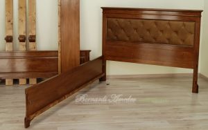 Letto classico matrimoniale in legno massiccio con pannello testiera imbottito in vera pelle